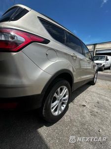 Czwarte zdjęcie samochodu z boku: 2017 FORD ESCAPE SE VIN:1FMGU0GDSHUD87509 - miniatura