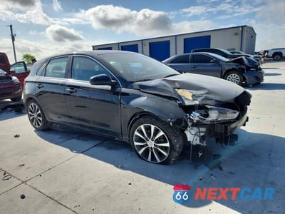 Czwarte zdjęcie samochodu z boku: 2018 HYUNDAI ELANTRA GT BASE VIN:KMHH35LE2JU070703 - miniatura