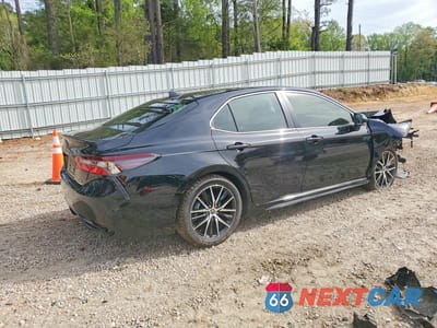 Trzecie zdjęcie samochodu z tyłu: 2022 TOYOTA CAMRY HYBRID SE VIN:4T1G31AK9NU591467 - miniatura