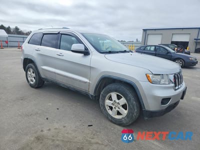 Czwarte zdjęcie samochodu z boku: 2012 JEEP GRAND CHEROKEE LAREDO VIN:1C4RJFAG4CC108692 - miniatura