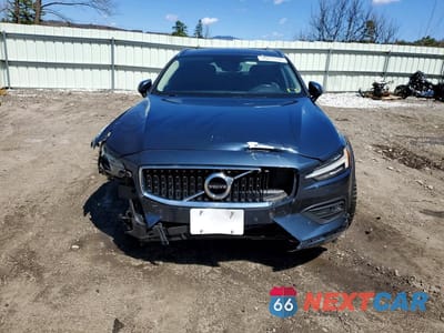 Piąte zdjęcie samochodu w środku: 2021 VOLVO V60 CROSS COUNTRY T5 MOMENTUM VIN:YV4102WKXM1071597 - miniatura