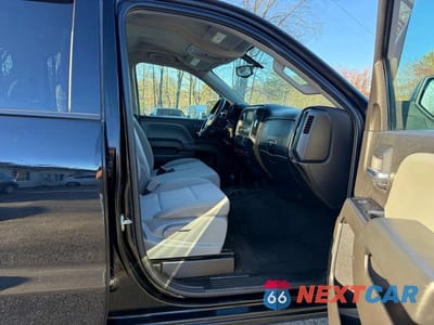 Piąte zdjęcie samochodu w środku: 2018 CHEVROLET SILVERADO K1500 CUSTOM VIN:1GCVKPEC8JZ339419 - miniatura