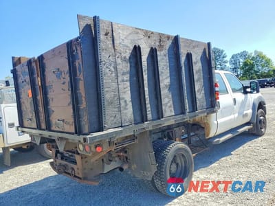 Trzecie zdjęcie samochodu z tyłu: 2011 FORD F450 SUPER DUTY FLATBED TRUCK VIN:1FDAW4GY3BEB77701 - miniatura