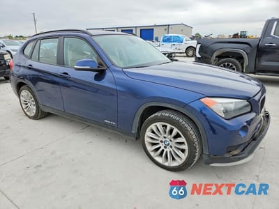Czwarte zdjęcie samochodu z boku: 2015 BMW X1 SDRIVE28I VIN:WBAVM1C50FV317129 - miniatura