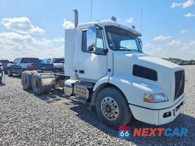 2012 VOLVO VNM SEMI TRUCK 4V4MC9DF7CN560024 - główne zdjęcie licytacji z USA - miniatura