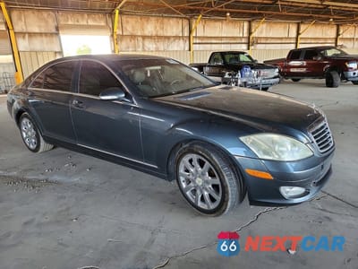 Czwarte zdjęcie samochodu z boku: 2007 MERCEDES-BENZ S 550 VIN:WDDNG71X27A074343 - miniatura