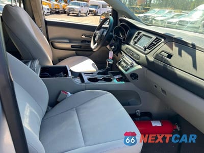 Piąte zdjęcie samochodu w środku: 2019 KIA SEDONA LX VIN:KNDMB5C11K6564804 - miniatura