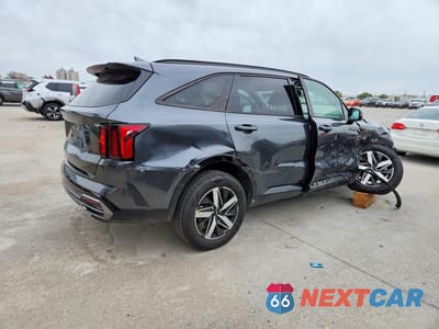 Trzecie zdjęcie samochodu z tyłu: 2023 KIA SORENTO S VIN:5XYRL4LC9PG222228 - miniatura
