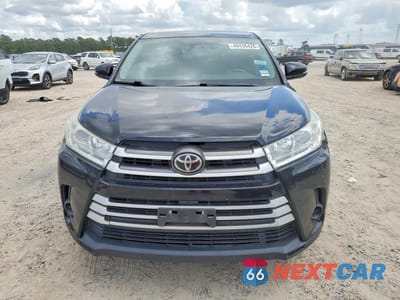 Piąte zdjęcie samochodu w środku: 2019 TOYOTA HIGHLANDER LE VIN:5TDZARFH5KS055551 - miniatura