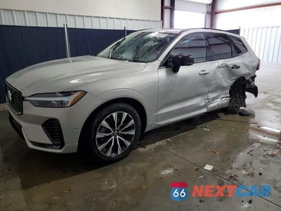2025 VOLVO XC60 PLUS YV4M12RC7S1221306 - główne zdjęcie licytacji z USA - miniatura