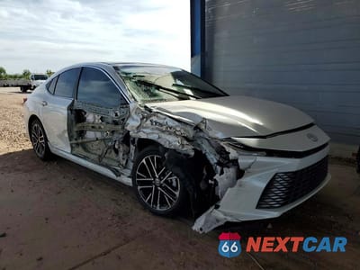 Czwarte zdjęcie samochodu z boku: 2025 TOYOTA CAMRY XLE VIN:4T1DBADK6SU030849 - miniatura