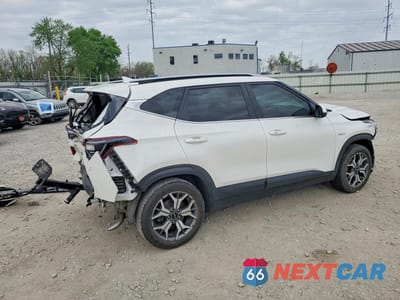 Trzecie zdjęcie samochodu z tyłu: 2023 KIA SELTOS EX VIN:KNDERCAA2P7421840 - miniatura