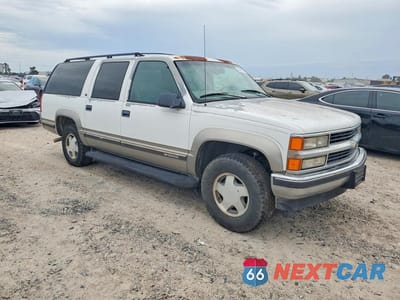 Czwarte zdjęcie samochodu z boku: 1999 CHEVROLET SUBURBAN K1500 VIN:1GNFK16R2XJ440152 - miniatura