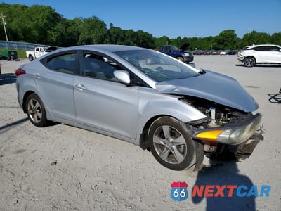 Czwarte zdjęcie samochodu z boku: 2013 HYUNDAI ELANTRA GLS VIN:5NPDH4AE3DH288990 - miniatura