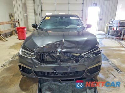 Piąte zdjęcie samochodu w środku: 2019 BMW M550XI VIN:WBAJB9C50KB287502 - miniatura