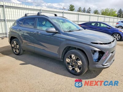 Czwarte zdjęcie samochodu z boku: 2025 HYUNDAI KONA SEL VIN:KM8HBCAB3SU228886 - miniatura