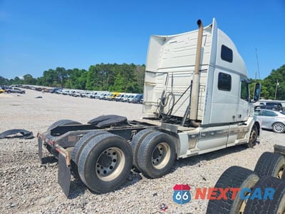 Czwarte zdjęcie samochodu z boku: 2018 VOLVO VNL SEMI TRUCK VIN:4V4NC9EH4JN984195 - miniatura