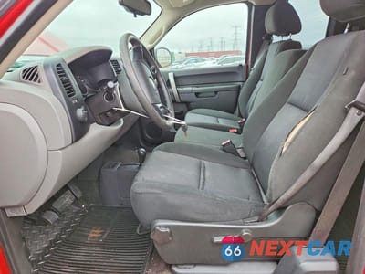 Zdjęcie 7 z 11 samochodu: 2010 CHEVROLET SILVERADO K1500 LS VIN:1GCSKREAXAZ160473 - miniatura