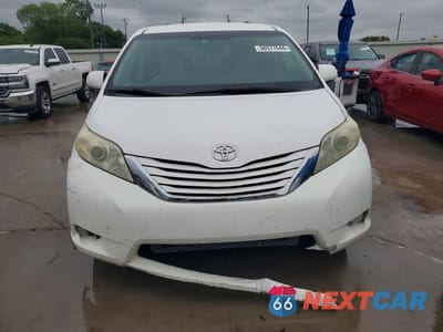Piąte zdjęcie samochodu w środku: 2016 TOYOTA SIENNA LE 8-PASSENGER VIN:5TDKK3DC2GS715555 - miniatura