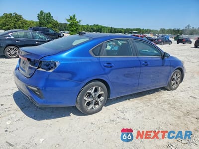 Trzecie zdjęcie samochodu z tyłu: 2021 KIA FORTE LXS VIN:3KPF24AD6ME392329 - miniatura