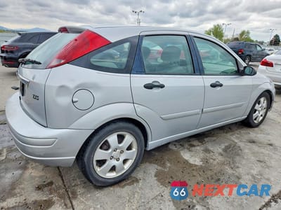Trzecie zdjęcie samochodu z tyłu: 2002 FORD FOCUS ZX5 VIN:3FAHP373X2R192018 - miniatura