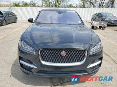 Piąte zdjęcie samochodu w środku: 2017 JAGUAR F-PACE PREMIUM VIN:SADCJ2BN9HA091018 - miniatura