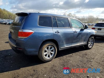 Trzecie zdjęcie samochodu z tyłu: 2012 TOYOTA HIGHLANDER BASE VIN:5TDBK3EHXCS138164 - miniatura