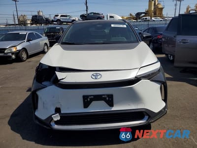 Piąte zdjęcie samochodu w środku: 2023 TOYOTA BZ4X LIMITED VIN:JTMAAAAA3PA016535 - miniatura