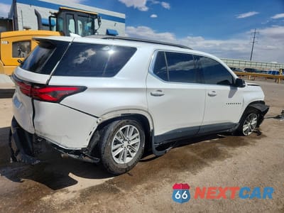 Trzecie zdjęcie samochodu z tyłu: 2022 CHEVROLET TRAVERSE LT VIN:1GNERGKW8NJ193397 - miniatura