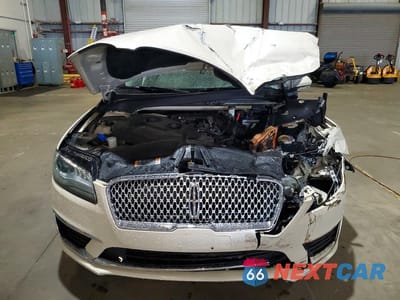 Piąte zdjęcie samochodu w środku: 2018 LINCOLN MKZ PREMIERE VIN:3LN6L5A9XJR615924 - miniatura