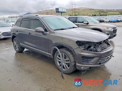 Czwarte zdjęcie samochodu z boku: 2016 VOLKSWAGEN TOUAREG SPORT VIN:WVGEF9BP6GD012879 - miniatura