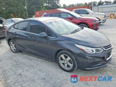 Czwarte zdjęcie samochodu z boku: 2017 CHEVROLET CRUZE LT VIN:1G1BE5SMXH7176749 - miniatura
