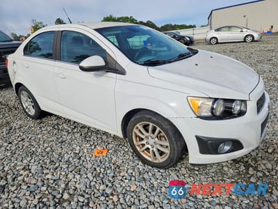 Czwarte zdjęcie samochodu z boku: 2013 CHEVROLET SONIC LT VIN:1G1JC5SH4D4136845 - miniatura