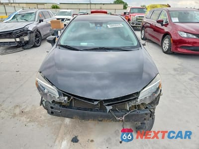 Piąte zdjęcie samochodu w środku: 2018 TOYOTA COROLLA LE VIN:5YFBURHE6JP814579 - miniatura