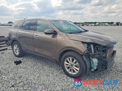Czwarte zdjęcie samochodu z boku: 2019 KIA SORENTO LX V6 VIN:5XYPGDA53KG565996 - miniatura
