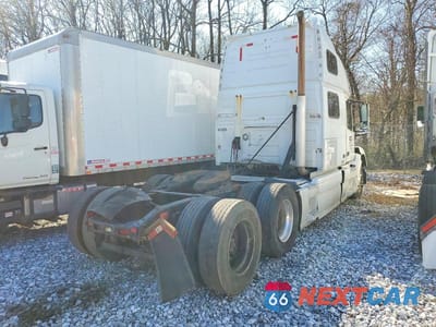 Czwarte zdjęcie samochodu z boku: 2016 VOLVO VNL SEMI TRUCK VIN:4V4NC9EH8GN944274 - miniatura