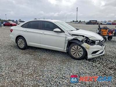 Czwarte zdjęcie samochodu z boku: 2019 VOLKSWAGEN JETTA S VIN:3VWCB7BU4KM238236 - miniatura