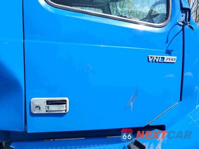 Piąte zdjęcie samochodu w środku: 2019 VOLVO VNL SEMI TRUCK VIN:4V4NC9EH4KN215200 - miniatura