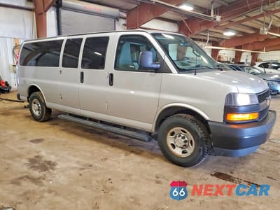Czwarte zdjęcie samochodu z boku: 2021 CHEVROLET EXPRESS G3500 LS 6.6L V-8 PASSENGER VIN:1GAZGNF76M1245298 - miniatura