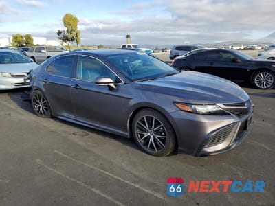 Czwarte zdjęcie samochodu z boku: 2022 TOYOTA CAMRY HYBRID SE VIN:4T1S31AK4NU582055 - miniatura