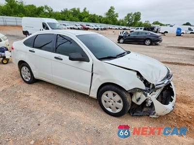 Czwarte zdjęcie samochodu z boku: 2010 FORD FOCUS S VIN:1FAHP3EN0AW240187 - miniatura