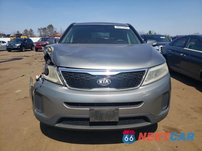 Piąte zdjęcie samochodu w środku: 2014 KIA SORENTO LX VIN:5XYKT3A64EG506775 - miniatura