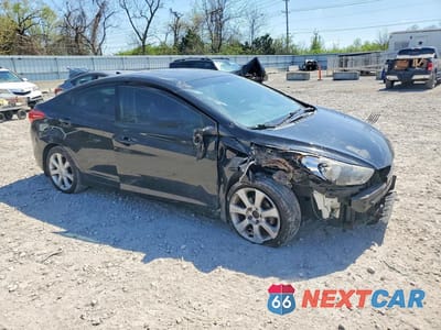 Czwarte zdjęcie samochodu z boku: 2013 HYUNDAI ELANTRA LIMITED VIN:5NPDH4AE9DH405665 - miniatura