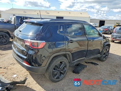 Trzecie zdjęcie samochodu z tyłu: 2020 JEEP COMPASS LATITUDE VIN:3C4NJDBBXLT229317 - miniatura