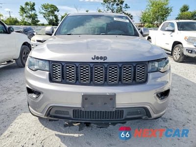 Piąte zdjęcie samochodu w środku: 2018 JEEP GRAND CHEROKEE LAREDO VIN:1C4RJFAG2JC294780 - miniatura