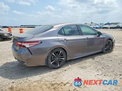 Trzecie zdjęcie samochodu z tyłu: 2018 TOYOTA CAMRY XSE VIN:4T1B61HK5JU095311 - miniatura