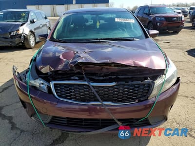 Piąte zdjęcie samochodu w środku: 2017 KIA FORTE LX VIN:3KPFK4A70HE120049 - miniatura