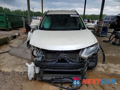 Piąte zdjęcie samochodu w środku: 2018 NISSAN ROGUE SV VIN:JN8AT2MT0JW492060 - miniatura