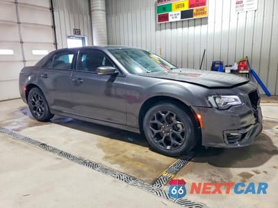 Czwarte zdjęcie samochodu z boku: 2022 CHRYSLER 300 TOURING L VIN:2C3CCASG1NH159024 - miniatura