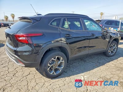 Trzecie zdjęcie samochodu z tyłu: 2026 CHEVROLET TRAX 1LT VIN:KL77LHEP9TC088931 - miniatura